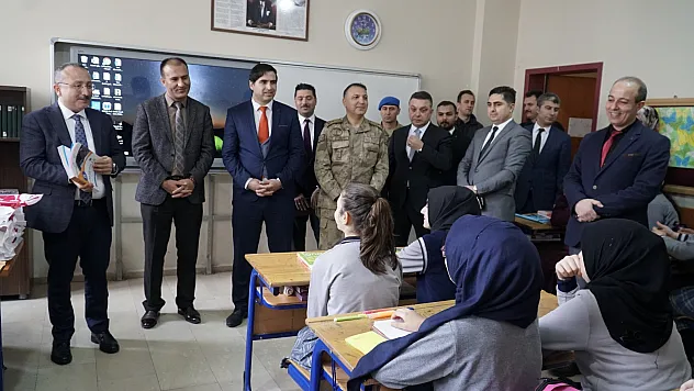 Siirt Valiliği'nden 3 Bin Öğrenciye LGS Kitap Hediyesi