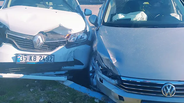 Siirt'te 2 Otomobil Kafa Kafaya Çarpıştı: 2 Yaralı
