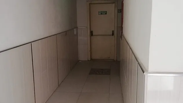 Siirt'te Bir Apartmanın Sığınağını Uyuşturucu Yuvasına Döndürdüler! Mahalleli İsyan Etti