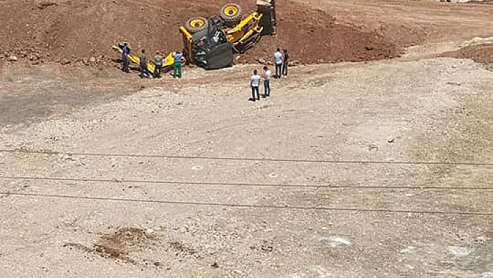 Millet Bahçesinde Çalışan İş Makinası Devrildi
