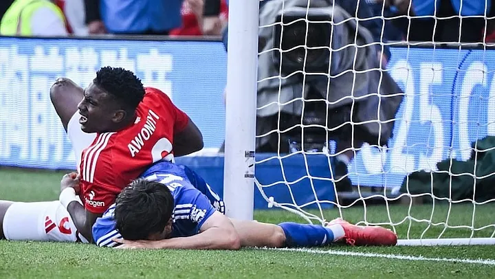 Premier Lig'de Korkutan Sakatlık: Awoniyi'nin Bağırsakları Yırtıldı, Yapay Komaya Alındı