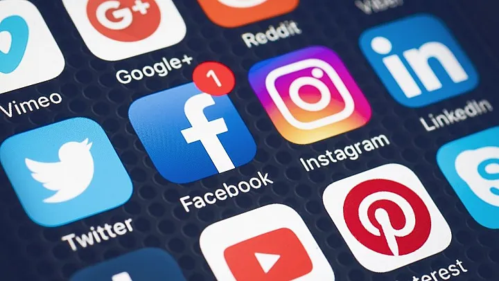 Türkiye'de Dedeler Facebook Torunlar İnstagram Kullanıyor