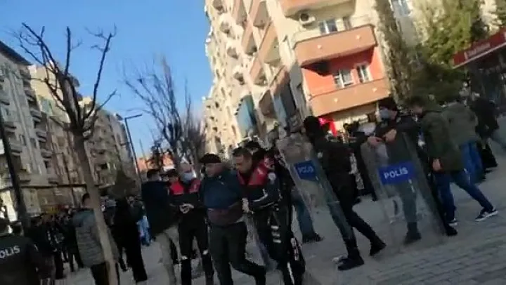 Siirt Güres Caddesinde Protesto Amaçlı Yürüyüş Yapan 8 Kişi Gözaltına Alındı!