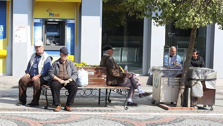 65 yaş üstüne hafta sonu sokağa çıkma izni gelebilir