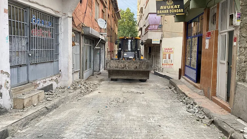 Siirt'te Kuvvetli Rüzgarın Devirdiği Ağaçlar ve Çatı Parçaları Toplandı!