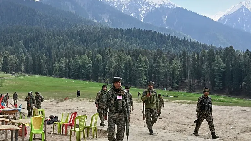 Dünya Tedirgin: Hindistan ve Pakistan Askerleri Gece Boyunca Çatıştı