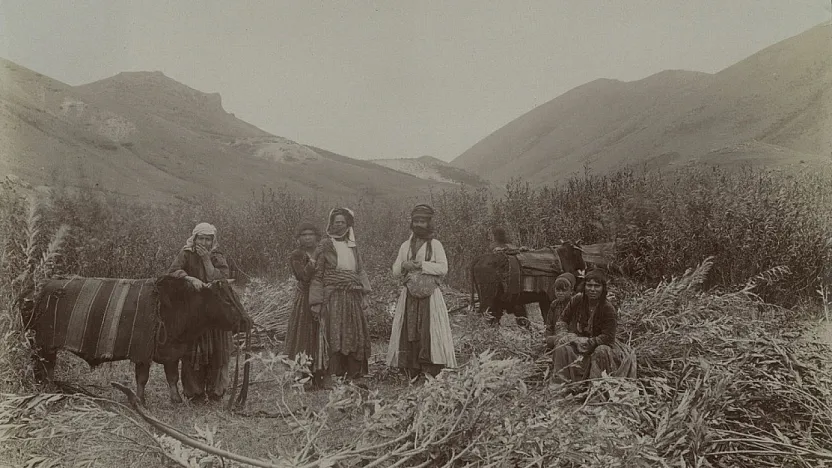Derin Tarih, 1900'lü Yıllardan Siirt Fotoğrafı Paylaştı: Kofi ve Fistan'lı Kadınlar Dikkat Çekti