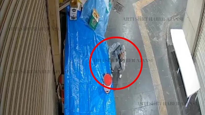 Fıstık Çuvalına Göz Dikti, Brandayı Kaldırıp Götürdü! Siirt'te 'Fıstık Soygunu' Kamerada