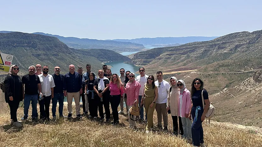 Fotoğraf Albümü Dolu, Eğitim Karnesi Boş!