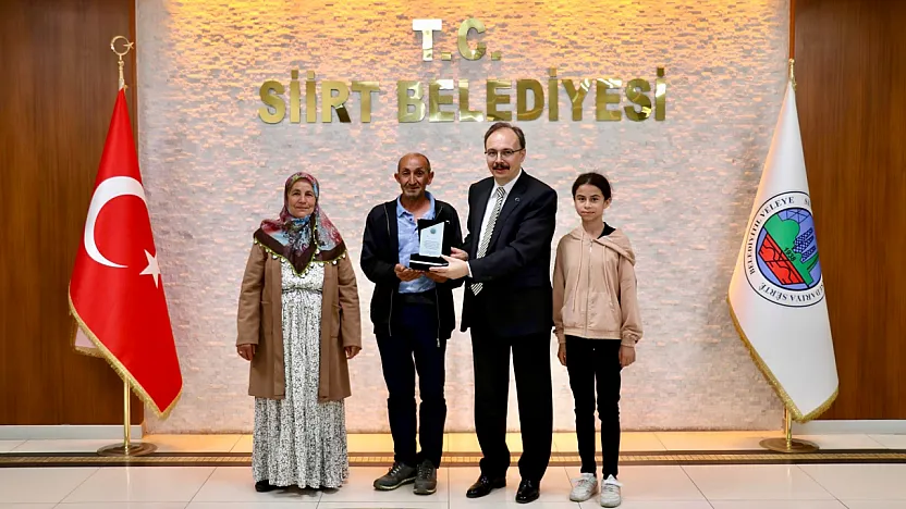 Siirt Belediyesi'nde Uzun Yıllar Görev Yapan Ekrem Özer'e Emeklilik Plaketi Verildi