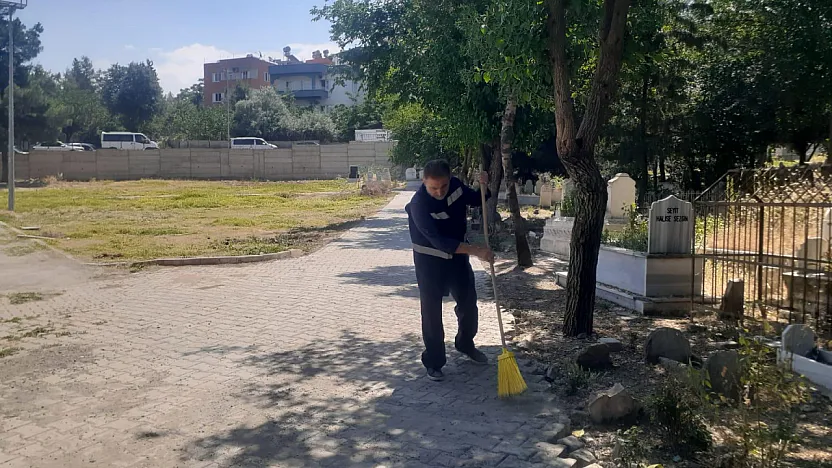Siirt Belediyesi'nden Mezarlıklarda Bayram Temizliği