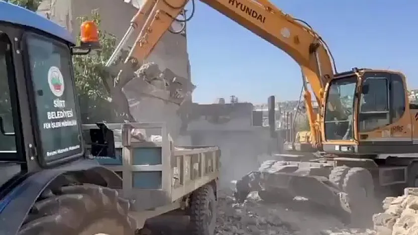 Siirt Belediyesi Sakarya Mahallesi'nde Metruk Yapıları Temizliyor