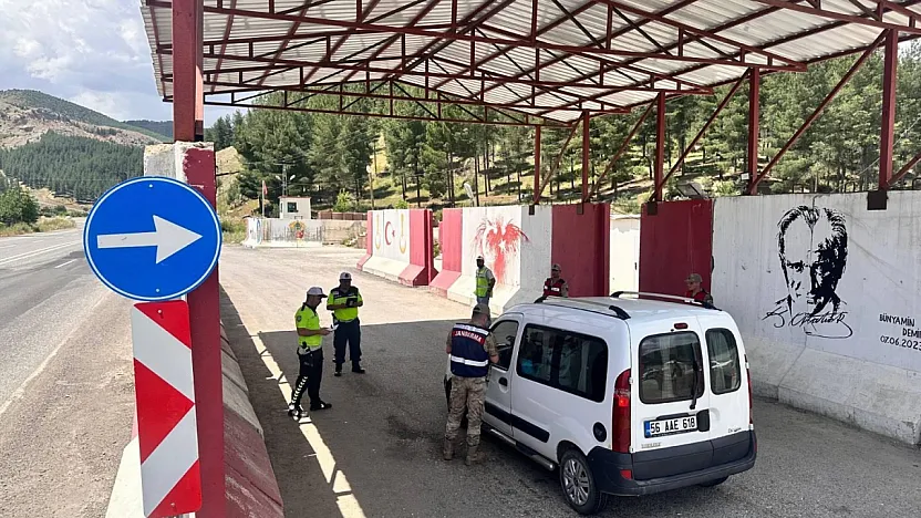Siirt'in Baykan İlçesinde Jandarma ve Polis Ortak Trafik Denetimi: 3 Bin 88 Araç Sorgulandı