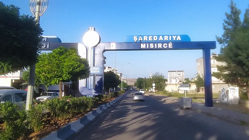 Siirt'in Kurtalan İlçesi Girişine İki Dilli Kent Tagı Montajı Tamamlandı