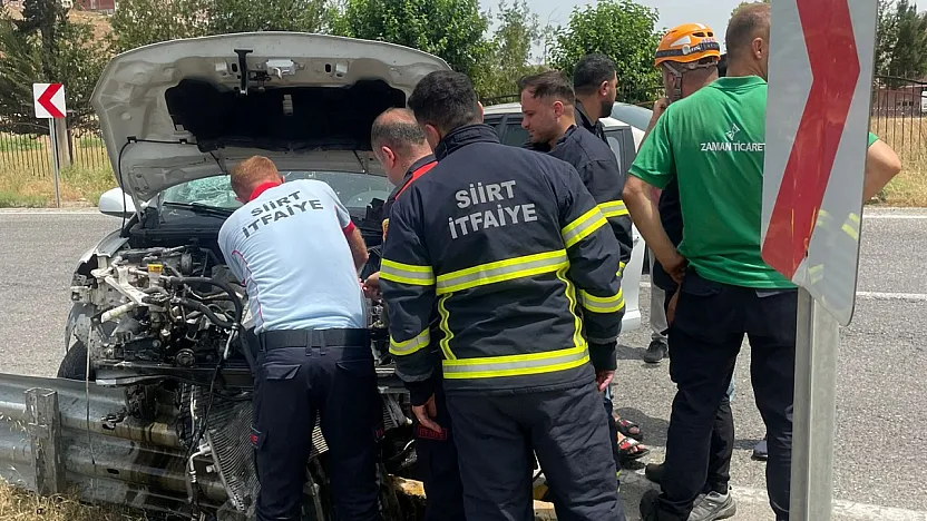 Siirt Kezer Köprüsünde Feci Kaza: Otomobil Bariyere Çarptı, Sürücü Yaralandı