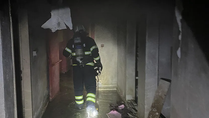 Siirt Kurtalan'da Polis Lojmanlarında Yangın: 13 Kişi Dumandan Etkilendi