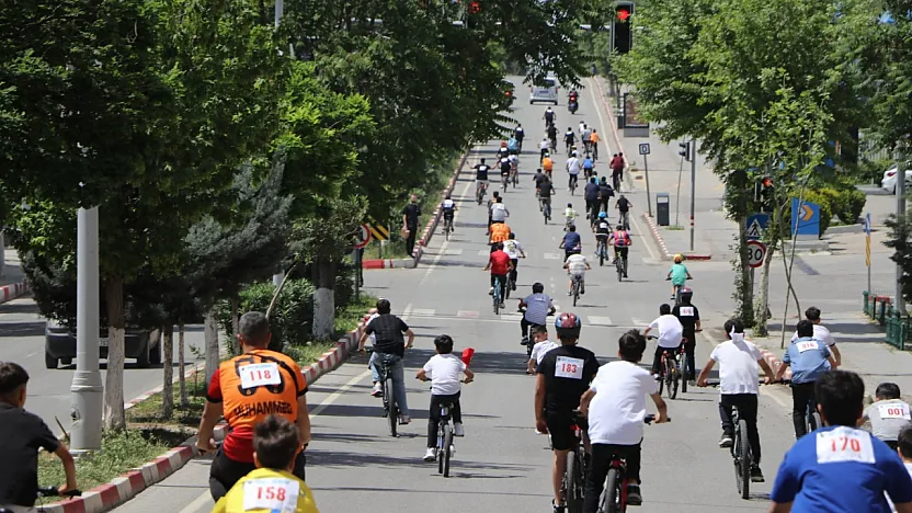 Siirt Sokaklarında Onlarca Bisikletli Pedal Çevirdi! Siirt'te Gençlik Haftası Rüzgârı Esti