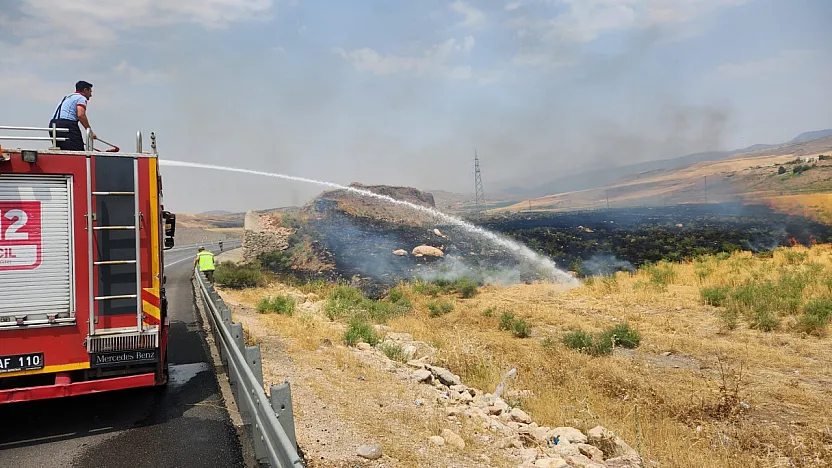 Siirt'te Anız Yangını Korkuttu: İtfaiye Zamanında Müdahale Etti