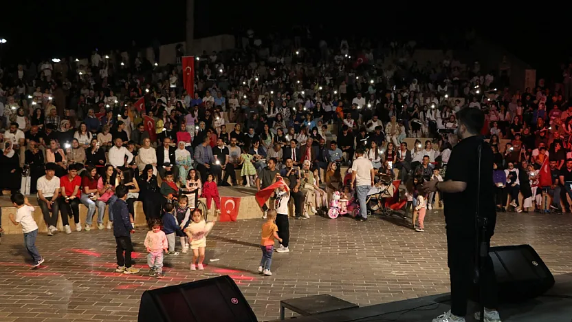 Siirt'te Anneler Günü Konseri Vatandaşlardan Yoğun İlgi Gördü
