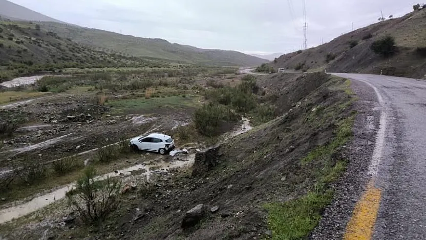 Siirt'te Araç Şarampolden Dereye Uçtu