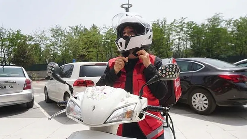 Siirt'te Bir İlk: Kadın Motokurye Beyza Olgun Kapıyı Açanları Şaşırtıyor!