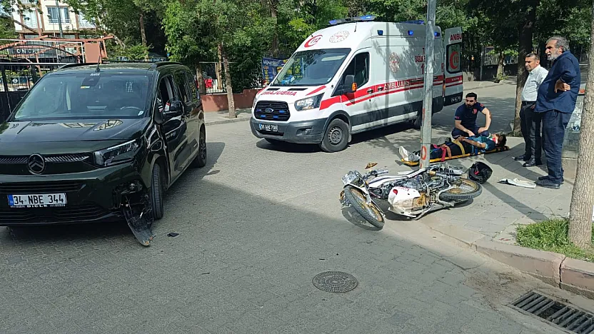 Siirt'te Hafif Ticari Araç ile Motosiklet Çarpıştı: 2 Kişi Yaralandı