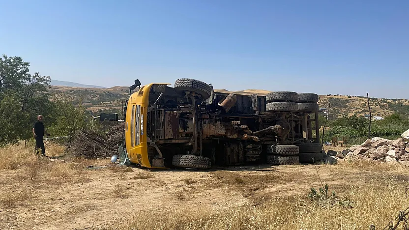 Siirt'te Hafriyat Kamyonu Devrildi: 3 Kişi Yaralandı