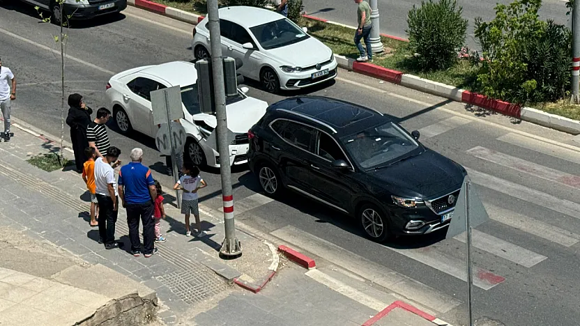 Siirt'te Kırmızı Işıkta Bekleyen Araca Arkadan Çarptı