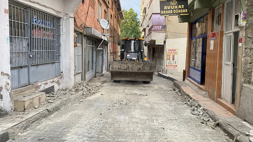 Siirt'te Kuvvetli Rüzgarın Devirdiği Ağaçlar ve Çatı Parçaları Toplandı!