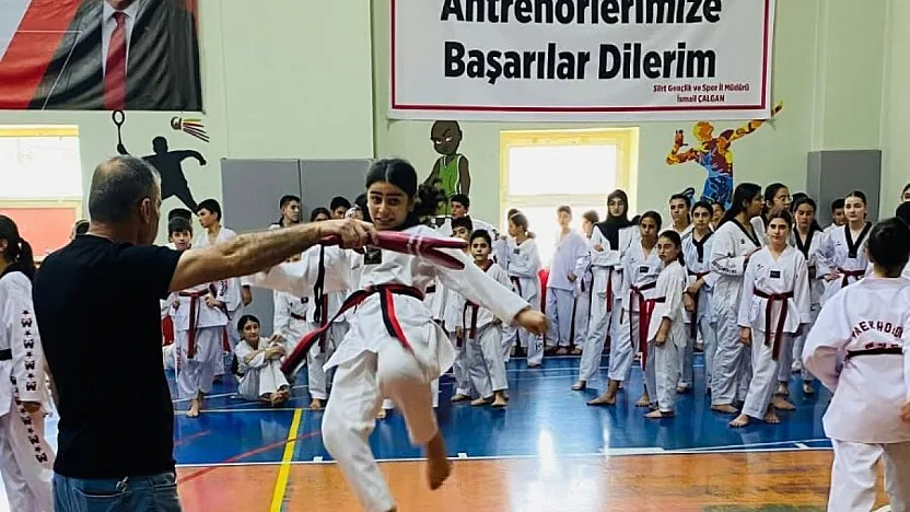 Siirt'te Minik Taekwondocular Siyah Kuşak ve Dan Terfi İçin Ter Döktü