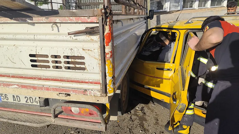 Siirt'te Otomobiliyle Transitin Altına Giren 19 Yaşındaki Genç Yaralandı