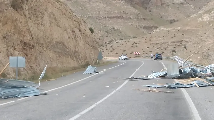 Siirt'te Şiddetli Rüzgar Tehlike Saçtı: Çatı Yola Uçtu, Araç Hasar Gördü