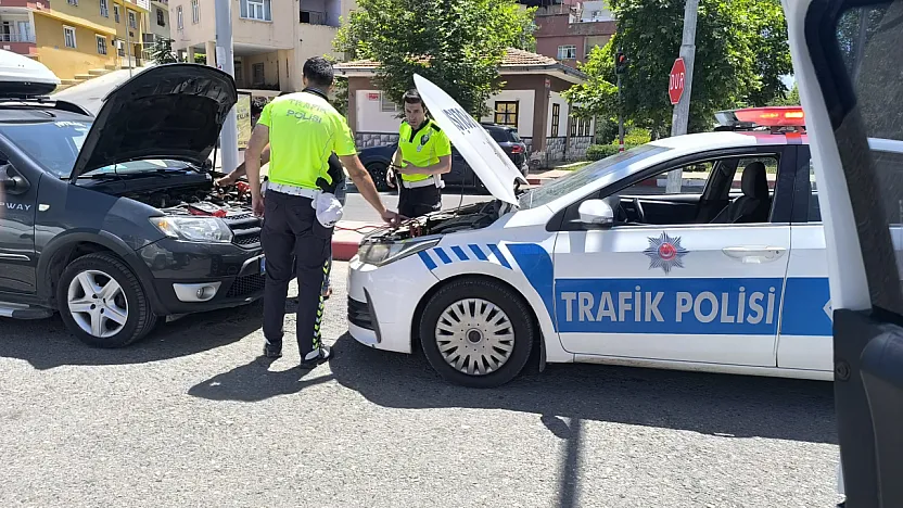 Siirt'te Trafik Polisi Duyarlılığı: Aküsü Biten Aracı Kendi Araçlarıyla Çalıştırdılar!