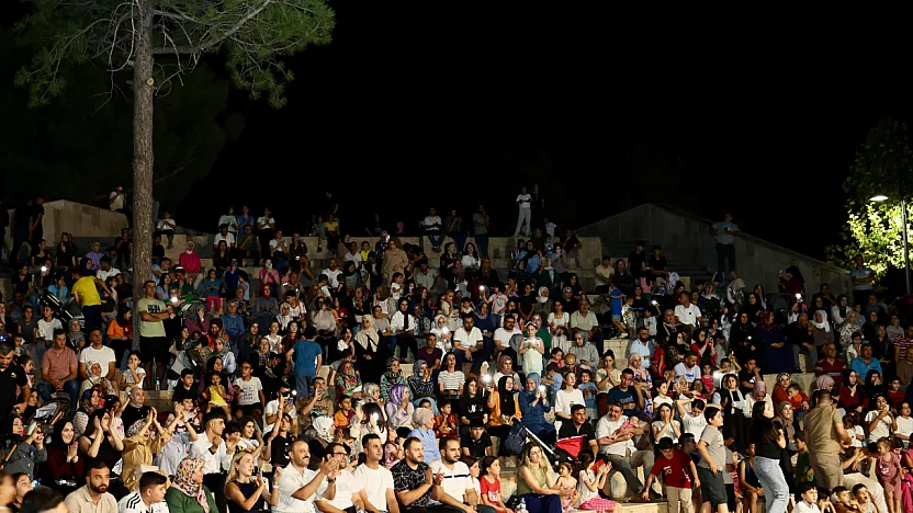 Siirt'te Üç Dilli Ezgilerle Renkli Konser Gecesi!
