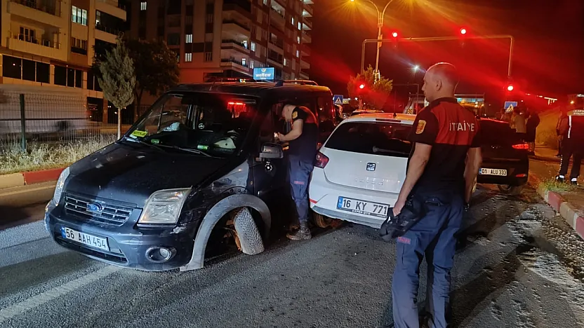 Siirt'te Zincirleme Kaza: 5 Araç Birbirine Girdi, 5 Kişi Yaralandı