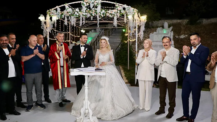 Siirt Valisi Dr. Kemal Kızılkaya, Kardeş ve Özkoyuncu Çiftinin Nikah Şahidi Oldu! Genç Çifte Ömürlük Mutluluk Dileği