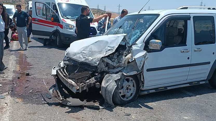 Son Dakika: Siirt Organize Sanayi Kavşağında Feci Kaza! 4 Kişi Yaralandı