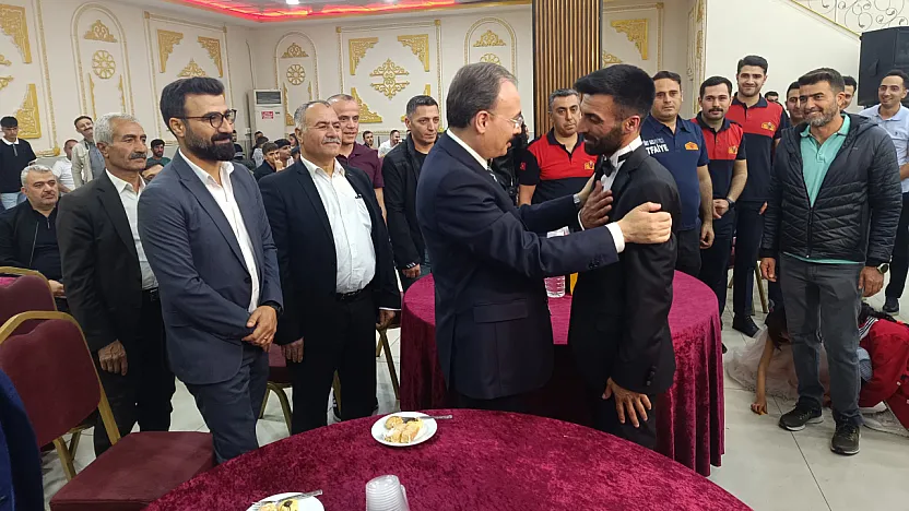 Vali Kızılkaya, İtfaiye Personelinin Düğününe Katıldı! Kaçar ve Timurtaş Ailelerinin Mutlu Günü