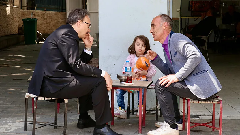 Vali Kızılkaya Meydanlarda Halkla Buluştu: Talepleri Dinledi, Çay Sohbetine Katıldı