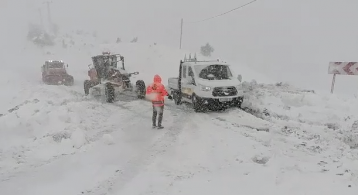 Siirt'te Yoğun Kar Yağışı! Araçlar Yolda Mahsur Kaldı