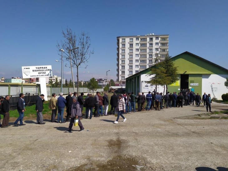 Siirt'te ucuz yağ yağ alabilmek için metrelerce kuyruk oluştu