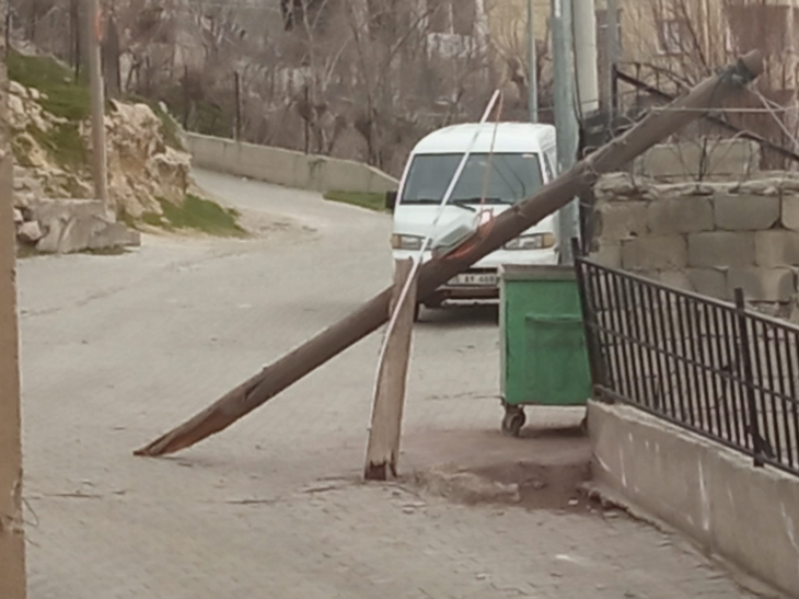 Siirt'te kepçe telefon direğine çarptı, mahalle telefon ve internetsiz kaldı