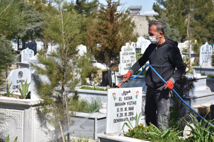 Siirt'te Mezarlıklarda İlaçlama Çalışması Yapıldı