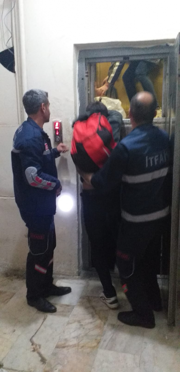 Siirt'te Asansörde Mahsur Kalan Vatandaş Kurtarıldı!
