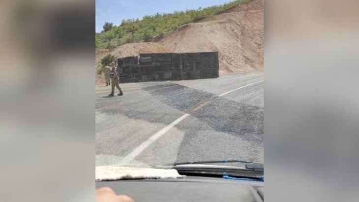 Siirt'te Facianın Eşiğinden Dönüldü! Kaza Yapan Tır'ın Yakıt Deposu Patladı