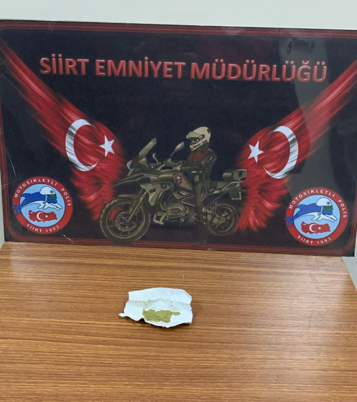 Siirt'te Cadde Ortasında Durdurulan Şüphelinin Üzerinden Uyuşturucu Çıktı