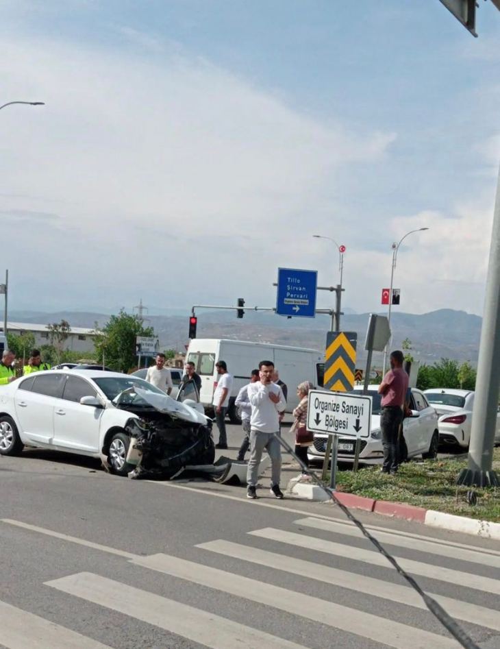 Siirt'te Otomobil Orta Refüje Daldı