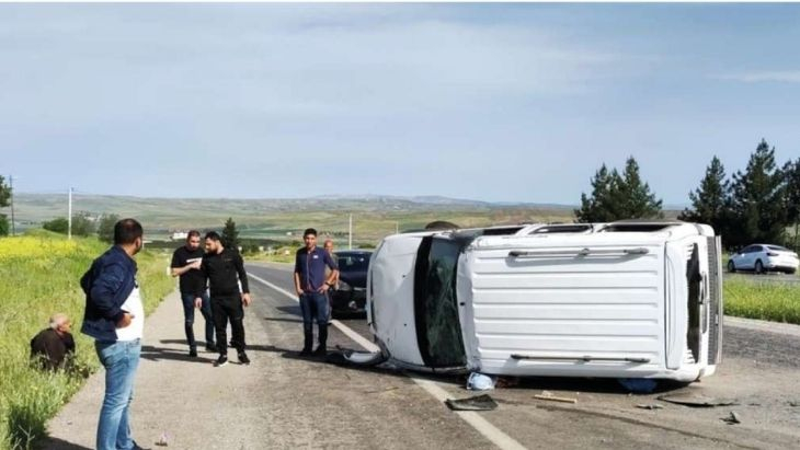 Siirt'te Köpeğe Çarpmamak İçin Manevra Yapan Araç Devrildi: 2 Yaralı 