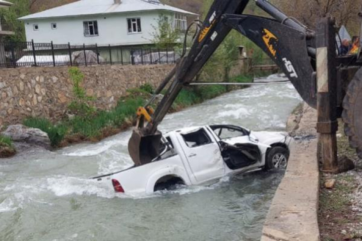 Van'da kamyonet dereye uçtu: 2 kişi öldü, 3 kişi yaralandı