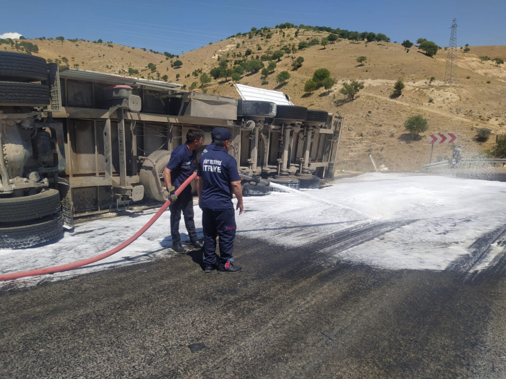 Siirt'te Mazot Yüklü Tır Devrildi! İtfaiye Olası Facianın Önüne Geçti